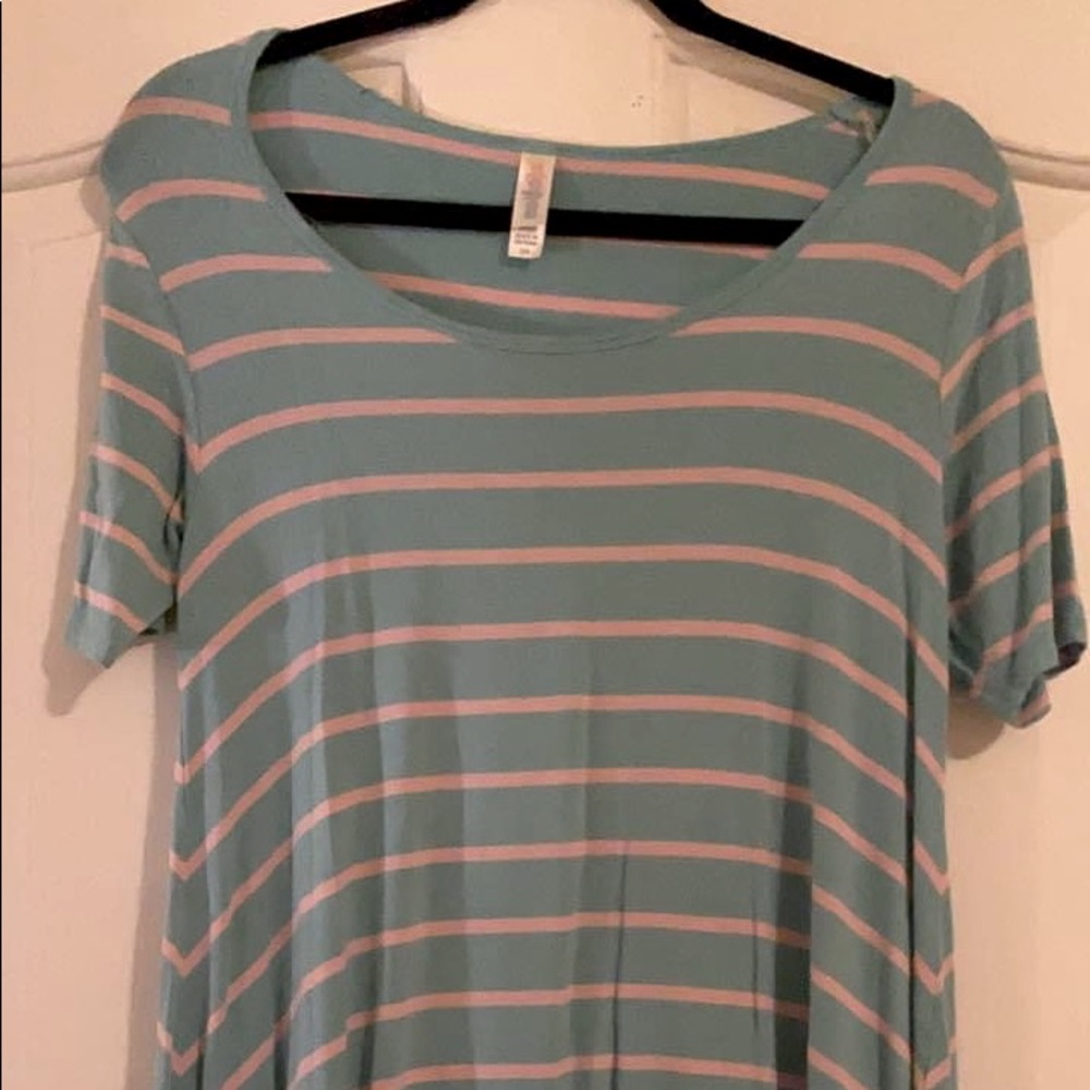 XS Lula Roe Classic Tee